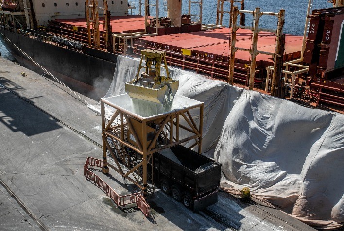 Brasil quer cortar pela metade a dependência de fertilizantes importados até 2050, aponta Embrapa