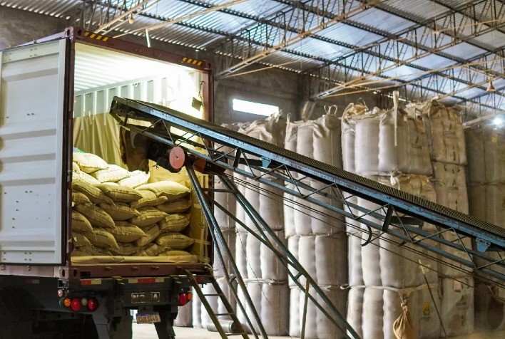 Exportações de café do Brasil somam 36,9 milhões de sacas em 2025, com queda de 21% no volume e alta de 25% na receita cambial