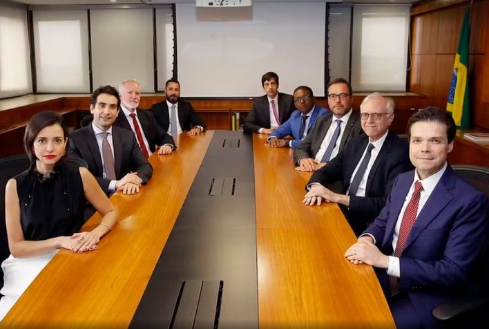 Copom mantém Selic em 15% ao ano e reforça necessidade de cautela diante de incertezas econômicas