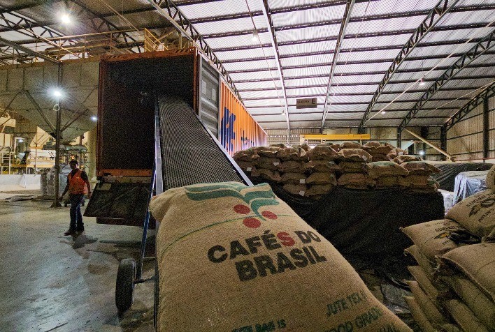 Exportações de café têm queda em volume, mas receita cresce com preços elevados; clima e safra vietnamita pressionam cotações globais