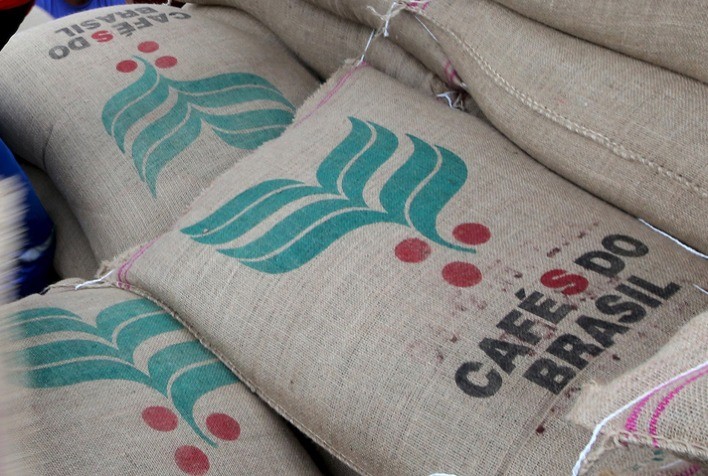 USDA projeta superávit global de quase 5 milhões de sacas de café na safra 2025/26