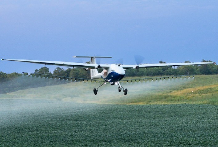 Aeronave autônoma Pelican 2 atinge 10 mil voos no Brasil e realiza primeira pulverização comercial em canavial do mundo