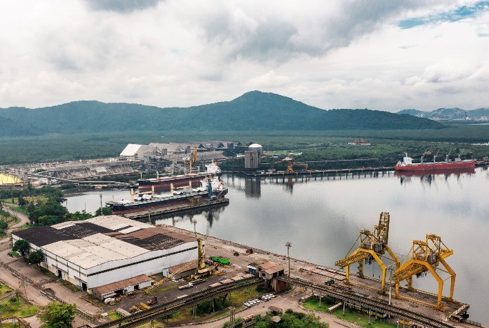 Usiminas amplia operações portuárias em Cubatão com primeira descarga de fertilizantes da Yara