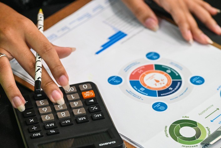 Juros altos limitam acesso ao crédito e dificultam expansão da indústria, aponta pesquisa da CNI