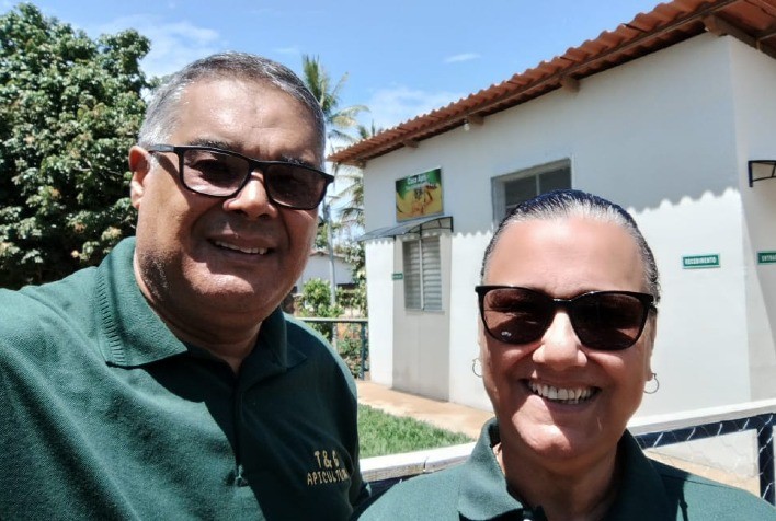 Casal transforma paixão pela apicultura em negócio sustentável no Vale do Jequitinhonha