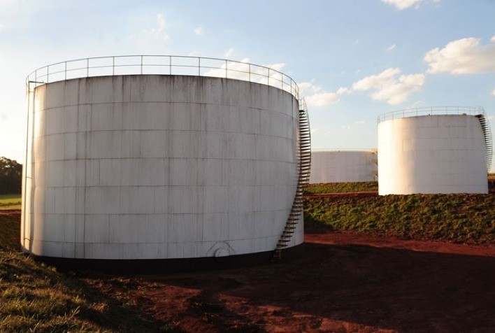 Estoques de etanol no Centro-Sul recuam 19,7% no início de 2026 com fim da moagem de cana