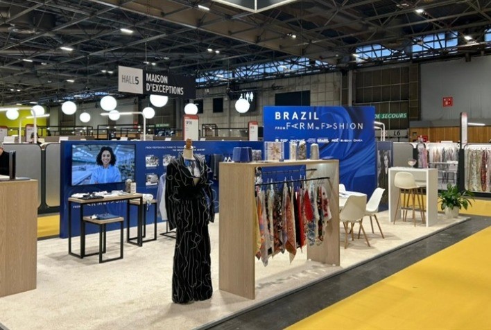 Algodão brasileiro rastreável ganha destaque internacional em feira têxtil de Paris