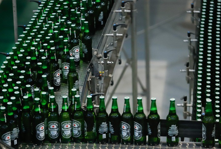 Heineken anuncia corte de 6 mil empregos e prevê crescimento mais lento em 2026