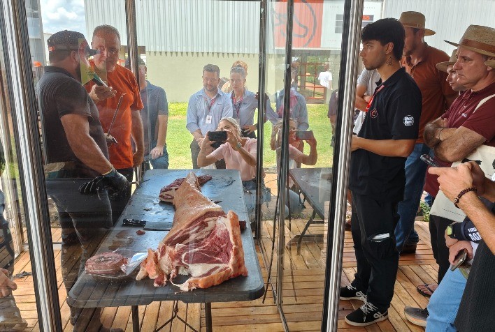Carne Angus mostra alta rentabilidade e qualidade em desossa técnica durante o Show Rural Coopavel