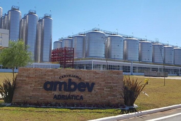 Lucro da Ambev cai 9,9% no 4º trimestre, mas empresa mantém otimismo para 2026