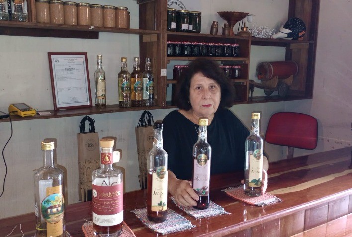 Aposentada transforma fazenda em Felixlândia e se destaca na produção de cachaça e produtos artesanais
