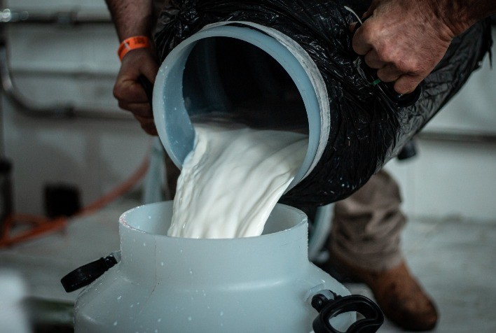 Produtores de leite enfrentam pressão no início de 2026, mas setor projeta recuperação dos preços