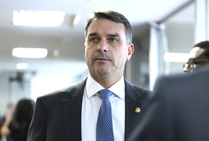 Flávio Bolsonaro aparece à frente de Lula em possível segundo turno, aponta AtlasIntel