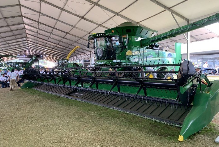 Vendas de colheitadeiras despencam no Brasil e recuam quase 50% em fevereiro, aponta Fenabrave