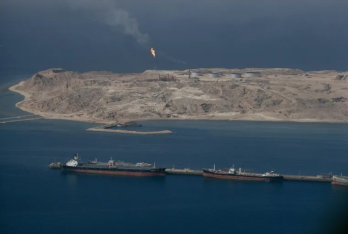 Tráfego no Estreito de Ormuz segue quase paralisado mesmo após cessar-fogo entre Irã e Estados Unidos