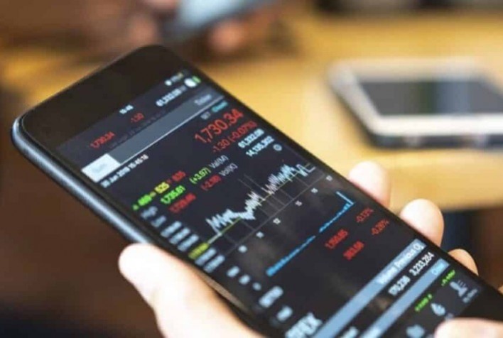 Bolsas globais operam com cautela em meio a tensões geopolíticas, enquanto Ibovespa se mantém próximo de máximas históricas