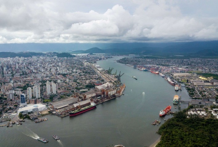 Porto de Santos prioriza navio com combustível para evitar risco de desabastecimento no país