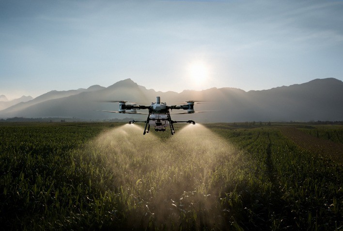 Uso de drones na agricultura cresce mais de 10 vezes no Brasil e amplia eficiência na pulverização de lavouras