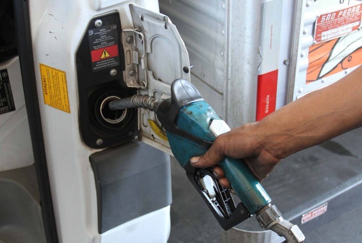 Diesel desacelera em abril após disparar mais de 22% com tensão entre EUA e Irã, aponta Veloe/Fipe