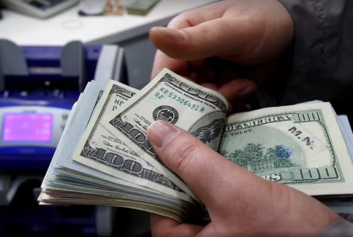 Dólar hoje abre a R$ 5,01 no Brasil com mercado atento à tensão no Oriente Médio e cenário global de risco