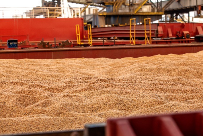 Exportações brasileiras de grãos ganham ritmo em 2026, com recorde na soja e avanço logístico global
