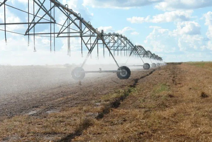 Agricultura irrigada eleva renda, produtividade e PIB em polos agrícolas do Brasil, aponta estudo da Abimaq e Esalq/USP