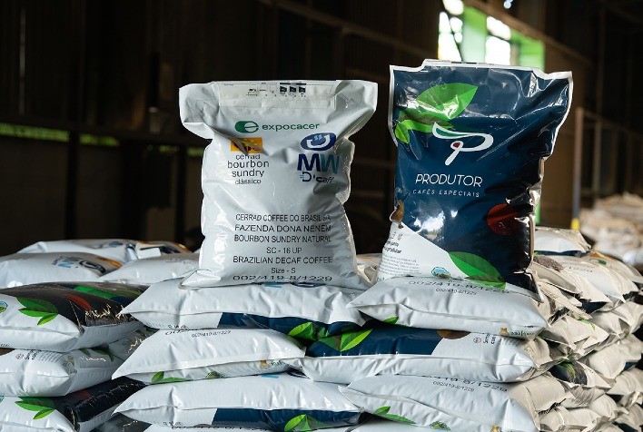 Cooperativa do Cerrado Mineiro realiza exportação inédita de café especial naturalmente descafeinado para o Japão