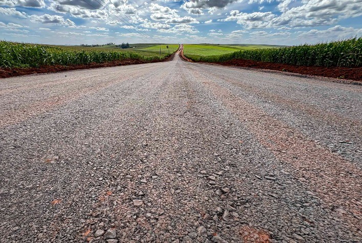 Paraná investe R$ 3,5 bilhões em pavimentação rural e amplia logística do agronegócio em 262 cidades