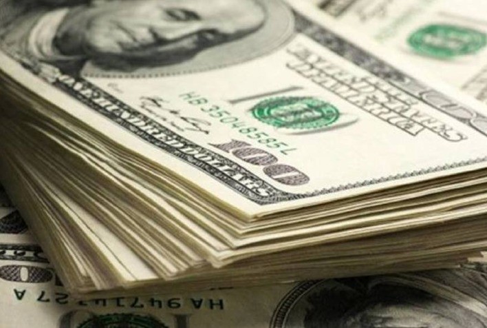 Dólar hoje: moeda oscila perto dos R$ 5 com tensão política no Brasil e ajustes após forte alta; Ibovespa recua e mercado segue cauteloso