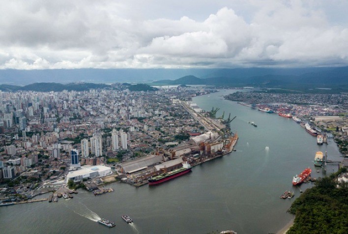 Portos brasileiros avançam em sustentabilidade com foco na redução de emissões e eficiência logística