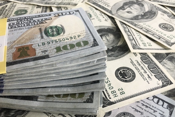 Dólar sobe e mercado financeiro opera em cautela com petróleo, IPCA-15 e expectativa pelo PIB do Brasil