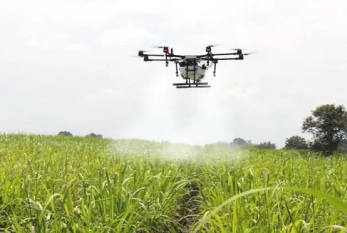 Como o uso de drones de pulverização pode contribuir para a aviação agrícola?