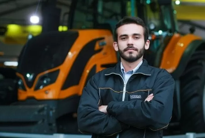 Como um trator com reversor beneficia a produção?