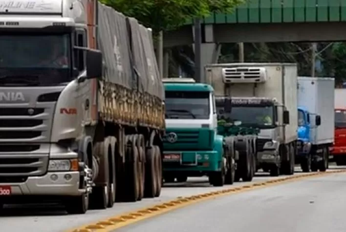 Caminhoneiros cobram reajuste de diesel até duas vezes por ano e reforçam intenção de parar dia 1º