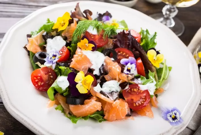 Cultivar flores comestíveis em casa une beleza, gastronomia e "plantoterapia"