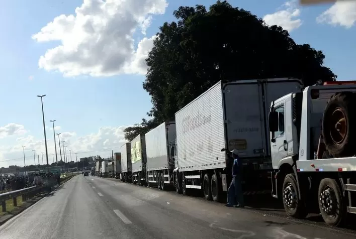Chamado de greve dos caminhoneiros ganha apoio de confederação CNTTL