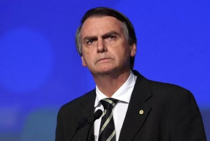 Bolsonaro convoca ministro e presidente da Petrobras e cobra previsibilidade em preço de combustível