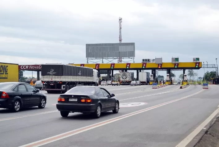 Proposta reduz em 70% o valor do pedágio para caminhão em rodovia