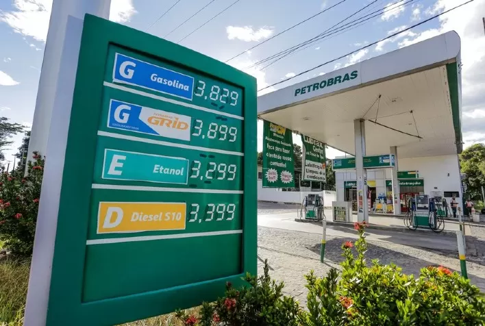 Decreto de Bolsonaro obriga postos de combustíveis a divulgar valores de tributos