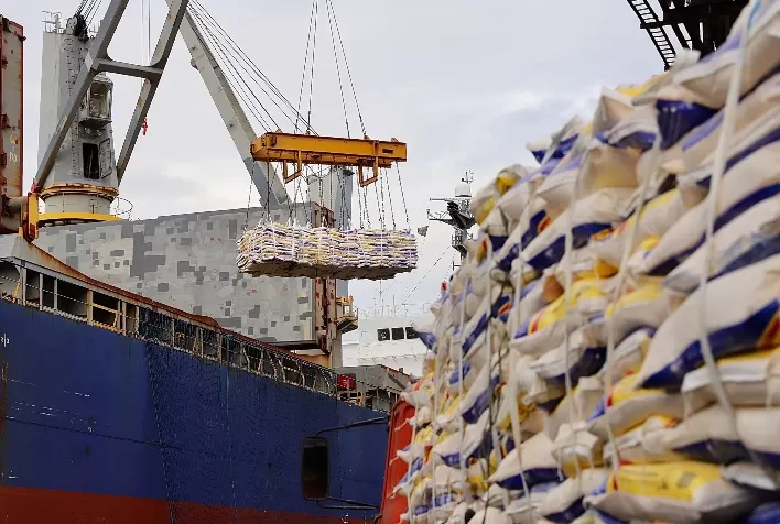 Novo lote de fubá em sacas é embarcado no Porto de Paranaguá