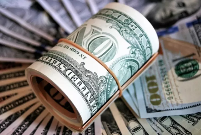 Dólar tem leve queda ante real com investidores monitorando Lula e PEC Emergencial