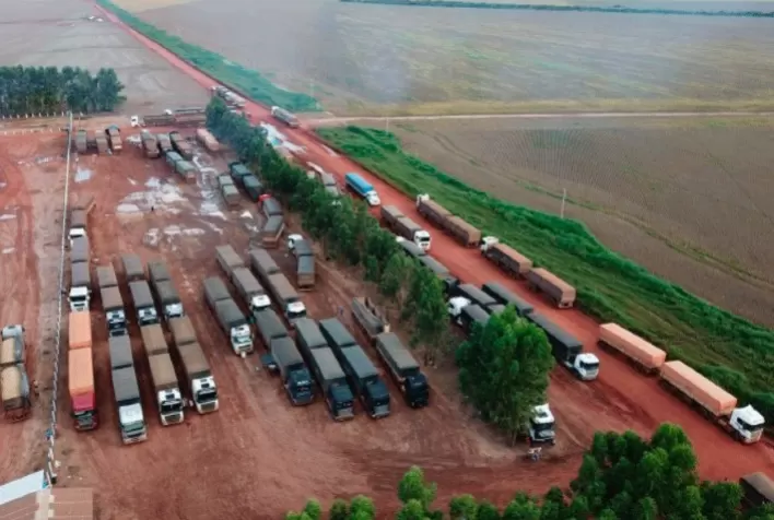 Fila de caminhões causa transtorno na entrada dos armazéns