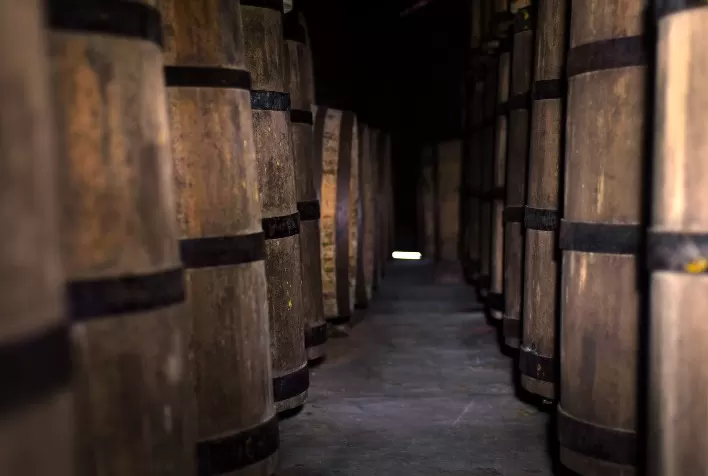 Descubra como os barris de madeira podem transformar o sabor e a cor das cachaças