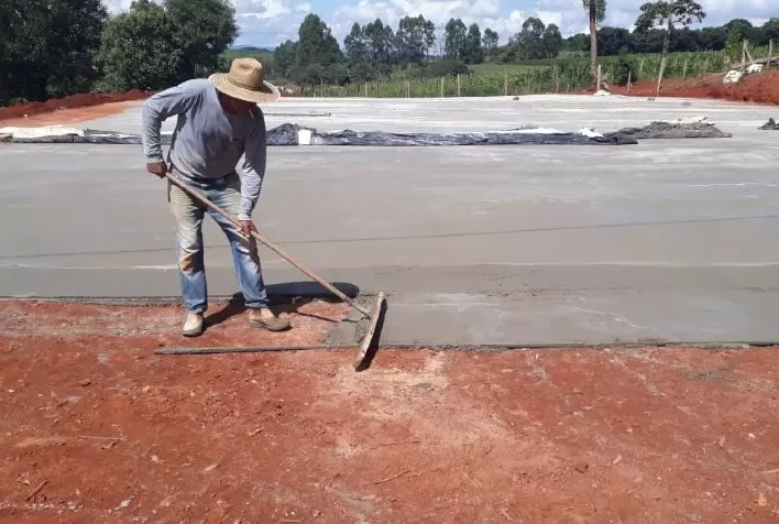 Cafeicultor do Sul de Minas pavimenta terreiro de café com orientação remota da Emater-MG