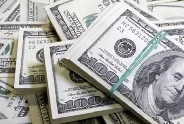 Dólar opera em leve queda, se mantendo abaixo de R$ 5,60