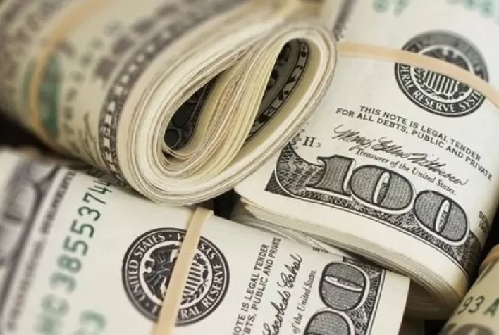 Dólar tem alta contra real nesta 6ª, mas caminha para fortes perdas semanais e mensais