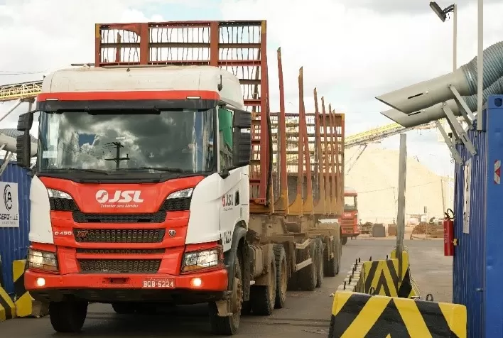 Klabin desenvolve tecnologia inédita para limpeza automática de caminhões