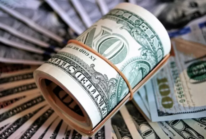 Dólar mantém queda e recua abaixo de R$ 5,25