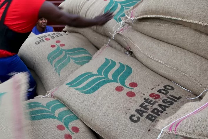 Brasil exporta 3,3 milhões de sacas de café em abril