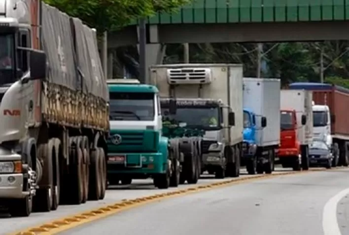 Caminhoneiros pedem taxa sobre exportação de petróleo para aliviar custo do diesel